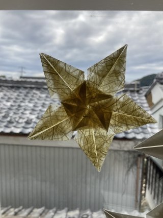 窓に飾る　折り紙の星