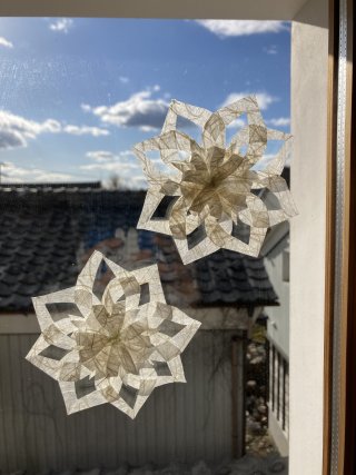 クリスマスに折り紙オーナメントでウィンドウデコレーション